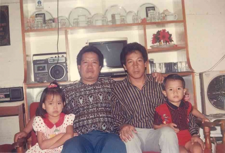 Bapak Roland Yudang Balang (baju garis-garis) bersama saudaranya | Dokumentasi Pribadi: George Mathias