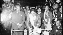 Presiden Soeharto dan Ibu Tien Soeharto membuka pekan raya Jakarta Fair II pada 14 Juni 1969. Sumber: Perpusnas