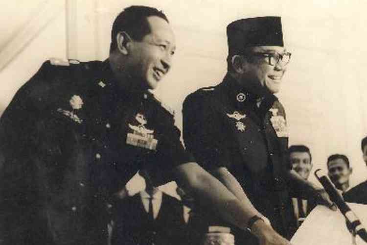 Suharto dan Sukarno. (KOMPAS.COM)