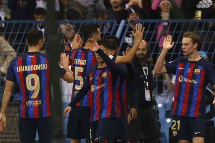 Para pemain Barcelona merayakan gol ke gawang Real Madrid. Foto: AFP/Fayez Nureldine via Kompas.com