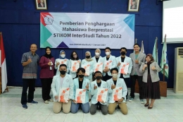 Foto bersama dosen dan Mahasiswa Berprestasi 2022 STIKOM InterStudi/Dokpri