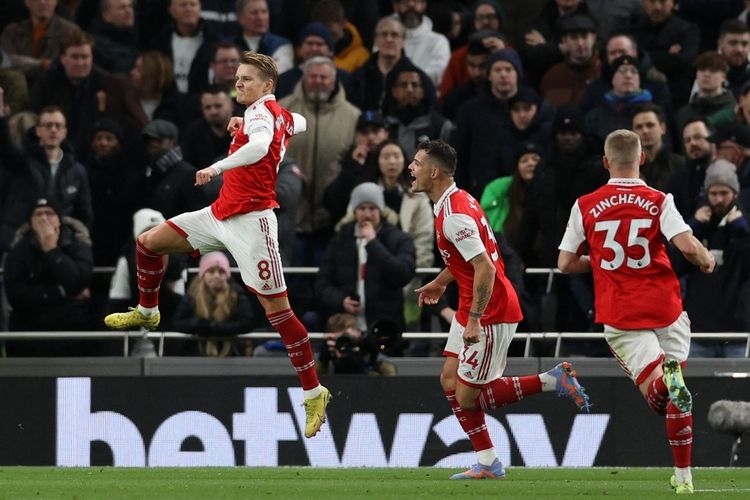 Kapten Arsenal, Martin Odegaard, merayakan gol ke gawang Tottenham Hotspur pada laga lanjutan Liga Inggris di Tottenham Hotspur Stadium, Minggu (15/1/2023). (Foto: AFP/ADRIAN DENNIS via kompas.com)