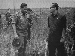 Presiden Soeharto berdialog dengan Pangdam II/Bukit Barisan Brigjen Leo Lopulisa saat meninjau proyek Kodam II/Bukit Barisan seluas areal 300 hektar pada 1969. (Wikimedia Commons) 