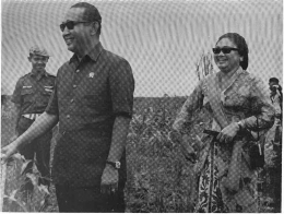 Presiden Soeharto dan Ibu Tien dalam sebuah kunjungan lapangan. (Wikimedia Commons) 