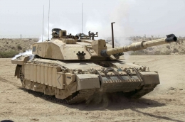 Tank Challenger 2 berpatroli di luar Basra, Irak, selama Operasi Telic, 2003. (defenceimagery.mod.uk )