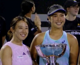 Miyu Kato dan Aldila Sutjiadi memegang trofi juara Auckland Open/ foto: asbclassic.co.nz