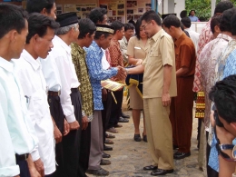 Poto Penyerahan IUPHKm oleh Bupati Lampung Barat tahun 2006 (doc. Rasna)
