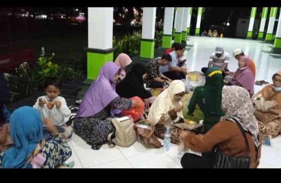 Makan malam bersama, lesehan di Pendopo (dok IYeeS) 