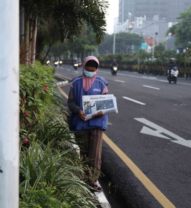Luluk Istiana (60) Menata korannya sambil menunggu pengguna jalan yang lewat untuk membeli korannya./Dokumentasi pribadi