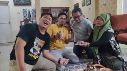 Mas Kevin (baju hitam dan sepertinya sedang olah vokal hehe) mewakili Kompasiana: foto Agung Han