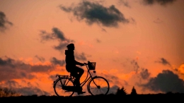 Mengayuh sepeda saat fajar (pixabay.com)