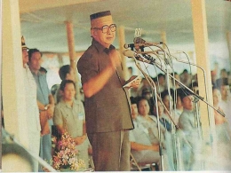 Pidato Suharto dalam menyambut panen raya di desa Lappo Ase, Sulawesi Selatan, 1983. (Perpusnas/Wikimedia)