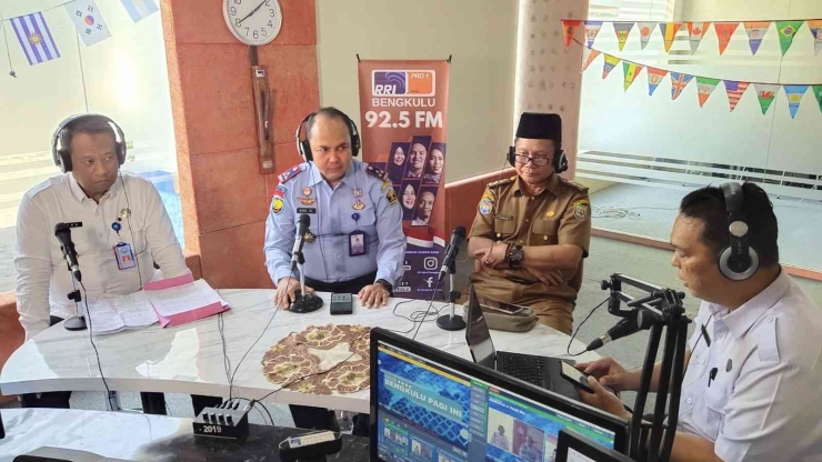 Ade Kusmanto saat dialog bersama Heru Supriasto Ka BNN Kota Bengkulu dan Nurman Jaya Ka UPTD BLK Kota Bengkulu (docpri)