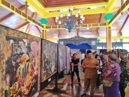 Tampak Plt Bupati Bangkalan Mohni mengunjungi pameran yang digelar di Pendopo Pratanu. (Foto: Romi)