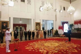 Presiden Joko Widodo saat melantik Laksamana Yudo Margono sebagai Panglima  TNI)di Istana Negara, Senin (19/12/2022).(Kompas)
