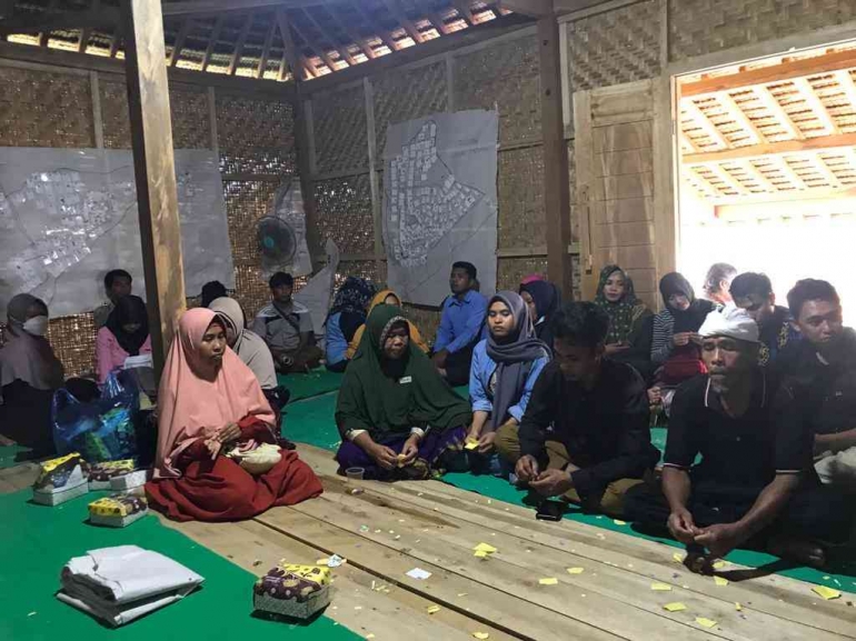 Semua kelompok masyarakat terliba di pendataan model PRA perspektif GEDSI di desa Sesait, Lombok (dok.pribadi)