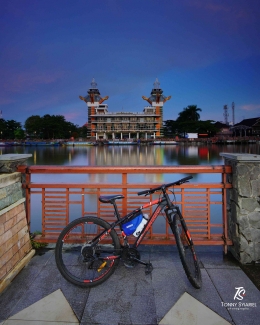 Salah satu spot foto populer dengan latar belakang Menara Pandang Banjarmasin. Sumber: dokumentasi pribadi