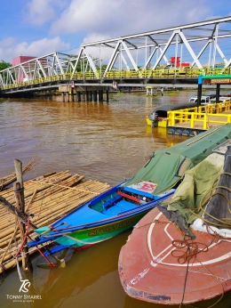 Perahu di bawah Jembatan Dewi-Banjarmasin. Sumber: dokumentasi pribadi