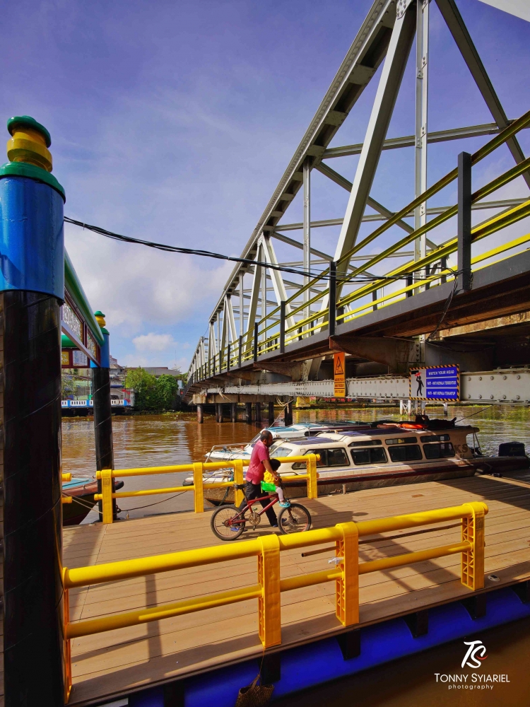 Dermaga Apung di bawah Jembatan Dewi, Banjarmasin. Sumber: dokumentasi pribadi