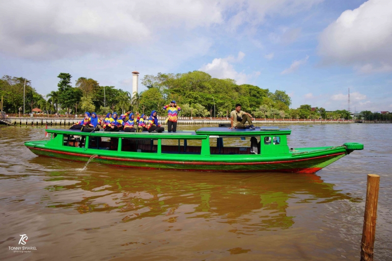 Wisatawan pesiar di Sungai Martapura, Banjarmasin. Sumber: dokumentasi pribadi