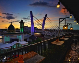 Jembatan Sei Alalak difoto dari atas sebuah kafe. Sumber: dokumentasi pribadi