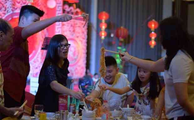Tradisi makan bersama dengan keluarga dalam perayaan Imlek | Ilustrasi | Foto : milenianews.com