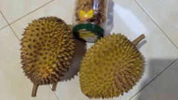 Durian. Dua buah, 25 ribu. Masing-masing 12500 rupiah (dok IYeeS) 