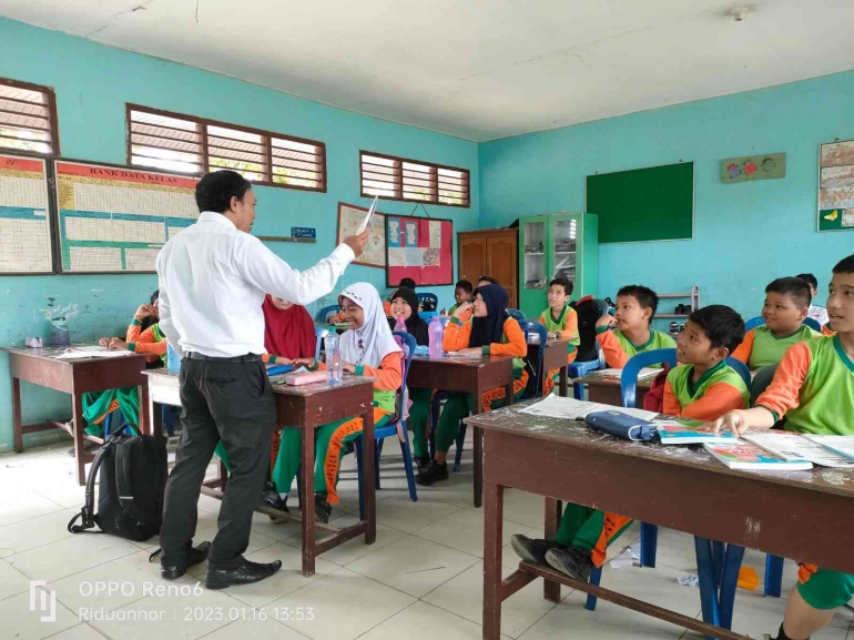 Seorang guru penggerak sedang praktik | Dokumen pribadi