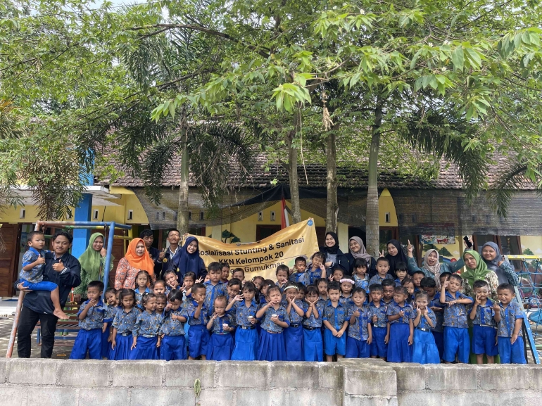 Foto Bersama Guru dan Siswa/i setelah Kegiatan Sosialisasi Stunting dan Sanitasi di PAUD Salak 11 Desa Gumukmas