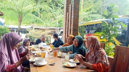 Makan di Air Terjun Jomog, Karanganyar. Dokpri