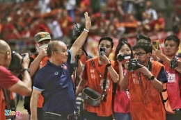 Park Hang seo bersedih tidak mampu memberi kado perpisahan untuk Timnas Vietnam (Foto Zingnews/Y.Kien). 