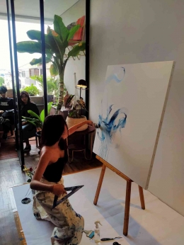 Sastia saat Live Painting di Pameran Seni REVEALS (Dok: Pribadi)