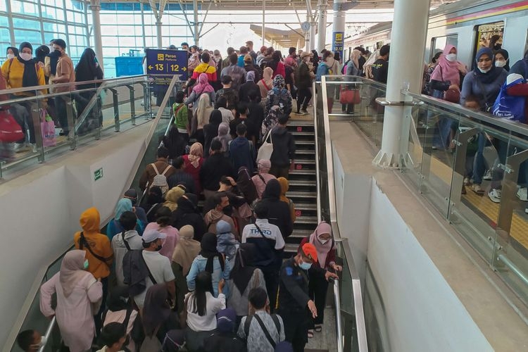 Penumpang KRL Commuterline berpindah tujuan kereta di stasiun transit Manggarai, Jakarta, Minggu (29/5/2022). (ANTARA FOTO/PARAMAYUDA via KOMPAS.com) 