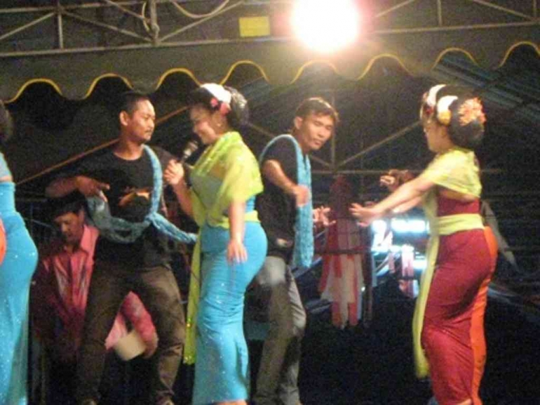 Para pengibing (tukang bekso) muda menari bersama tandhak dalam pertunjukan tayub di Sambiroto, Lamongan. Dokumentasi penulis