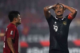 Fachruddin Aryanto (kanan) bereaksi usai gagal membobol gawang Timnas Vietnam di Piala AFF 2022. (Foto: ADITYA PRADANA PUTRA/ANTARA FOTO via kompas.com)