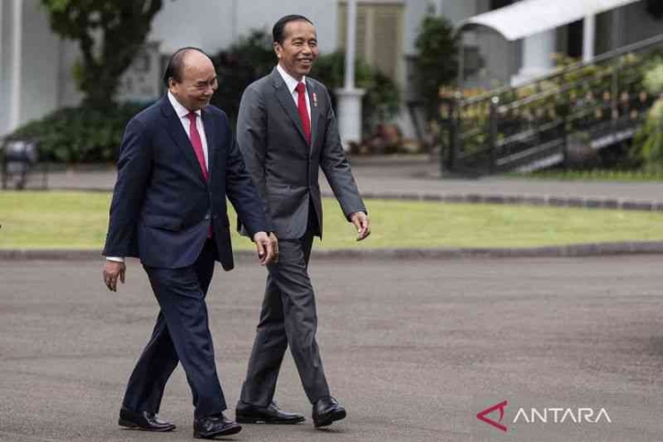 Presiden Vietnam Nguyen Xuan Phuc bersama Presiden RI Joko Widodo|dok. ANTARA FOTO/Sigid Kurniawan/wsj