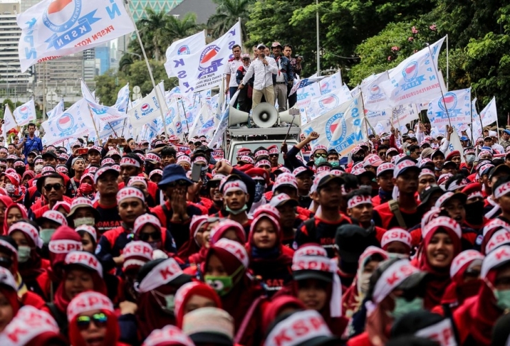 Buruh melakukan aksi peringatan Hari Buruh Internasional 2019 di kawasan Monumen Nasional, Jakarta, Rabu (1/5/2019). (KOMPAS.com/GARRY LOTULUNG)