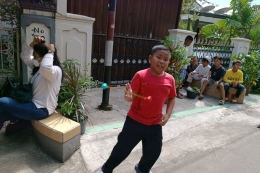 ilustrasi: Banyak bocah bermain lato-lato di kawasan rumah mewah yang viral karena terbengkalai di Kelurahan Jatinegara, Kecamatan Cakung, Jakarta Timur, Jumat (6/1/2023). (Foto: kompas.com / Nabilla Ramadhian) 