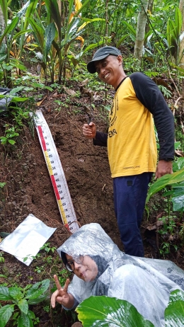 Pengamatan singkapan tanah bersama kedua sahabat di Kalurahan Pagerharjo, Kapanewon Samigaluh, Kulon Progo/Dokpri