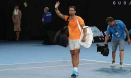  Rafael Nadal meninggalkan lapangan usai kalah di babak kedua Australian Open 2023. (sumber foto: DAWN / Reuters)
