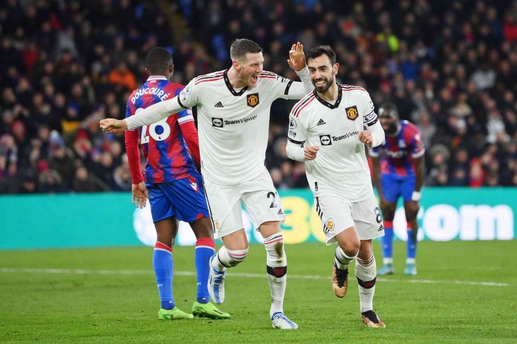 Potret Bruno Fernandes dan Wout Weghourst merayakan golnya ke gawang Crystal Palace (twitter/Manchester United)