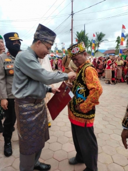 Foto 4. Proses Penyampaian Satyalancana/Dokpri