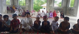 Siswa sedang membaca doa harian setelah selesai sholat di TPQ Miftahul Jannah Hidayatullah Aceh Barat (dok.pribadi)