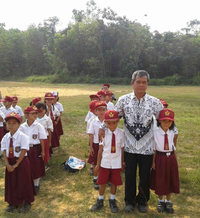 Fata 1. Sang guru inspiratif bersama dengan siswa-siswi/Dokpri