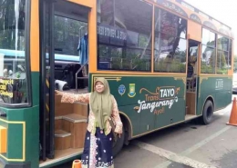 Penulis dengan latar bus Tayo khasnya Kota Tangerang. Dokpri