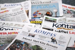 Foto tumpukan sejumlah koran yang terbit di Jakarta, Rabu (22/5/2019). Di tengah gempuran media sosial, media arus utama saat ini masih menjadi acuan informasi bagi warga. Foto: Kompas/WISNU WIDIANTORO