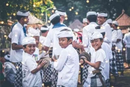 Anak Kecil di Bali Yang Tengah Memainkan Kesenian Lokal | Sumber Triponnews.com
