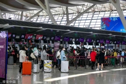 Calon penumpang di bandara internasional Pudong, Shanghai. Sumber: VCG/www.global.chinadaily.com