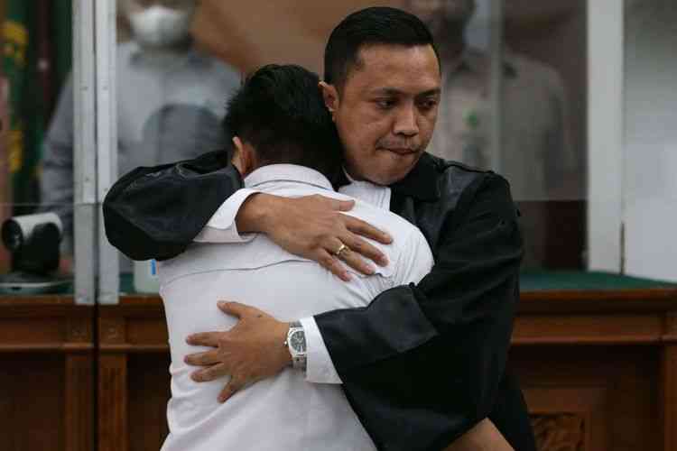 Richard Eliezer dan Penasehat Hukumnya  Ronny Talapessy,  setelah tuntun dibacakan, di Pengadilan Negeri Jakarta Selatan. ( Sumber Foto: Kompas.com)