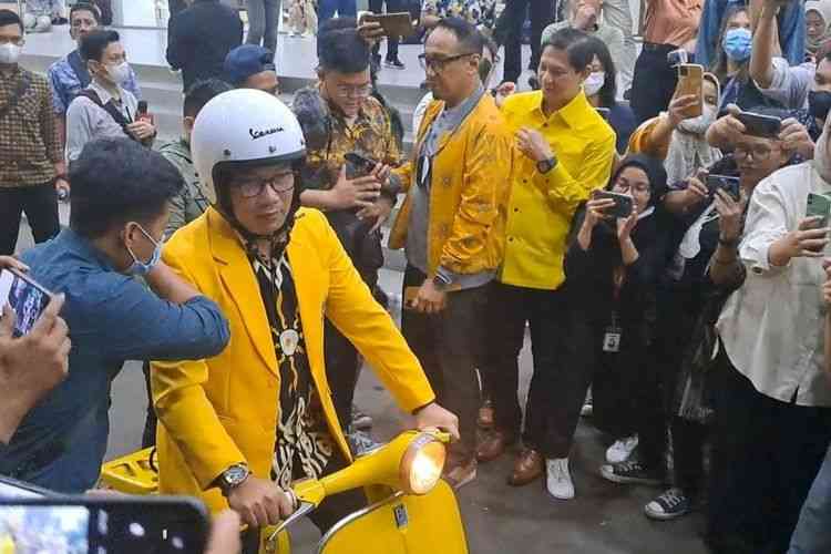Ilustrasi Riwan Kamil sedang mengendarai vespa kuning saat tinggalkan kiantor DPP Partai Golkar (Sumber gambar: kompas.com)
